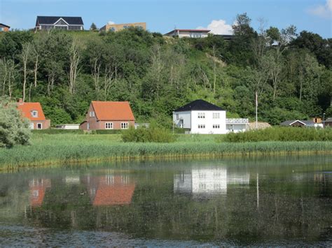 貯水池 近く 家|貯水池が目の前にある土地買って家建てますか？庭があって、目。